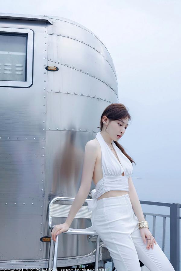劉奕寧 刘奕宁  IMiss爱蜜社-刘奕宁：海边清纯系写真，白色露背长裙演绎夏日度假风，时尚休闲白裤穿搭尽显修长身材，清秀甜美户外私房大尺度美图第35张图片