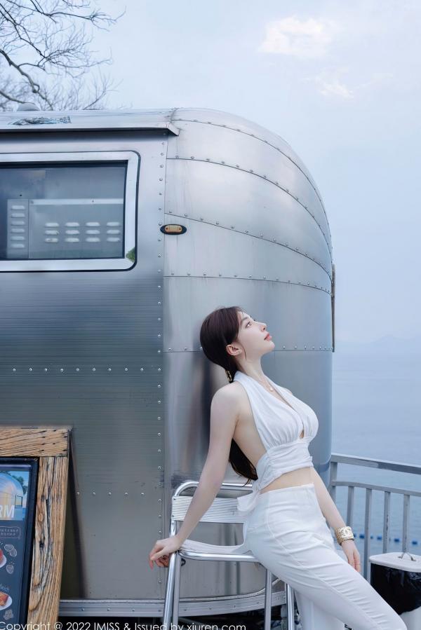 劉奕寧 刘奕宁  IMiss爱蜜社-刘奕宁：海边清纯系写真，白色露背长裙演绎夏日度假风，时尚休闲白裤穿搭尽显修长身材，清秀甜美户外私房大尺度美图第36张图片