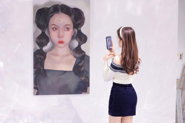 劉奕寧 刘奕宁  IMiss爱蜜社-704-刘奕宁：艺术工作室里的清纯女神，白色露肩上衣搭配黑短裙，展现优雅气质与高级感，梦幻写实风格写真无圣光大尺度第1张图片