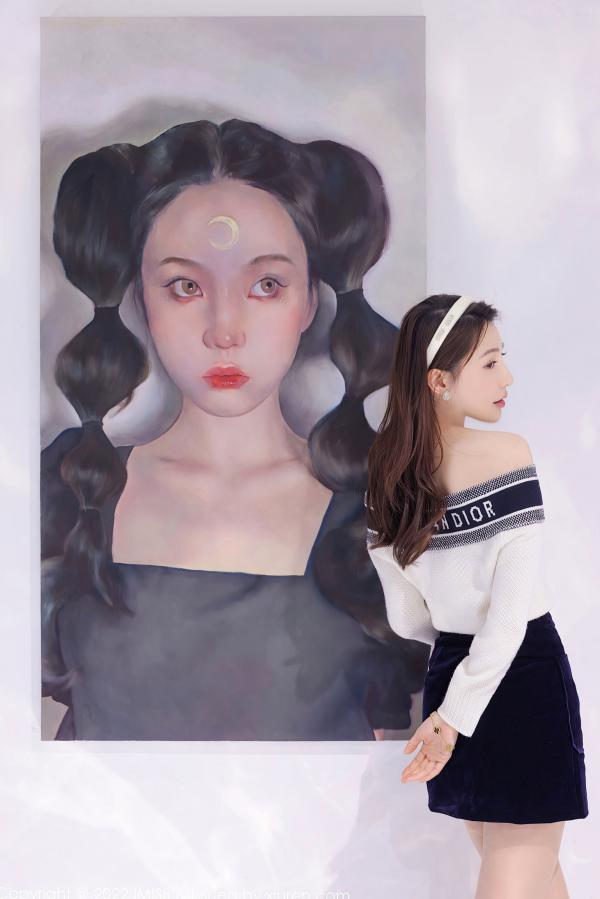 劉奕寧 刘奕宁  IMiss爱蜜社-704-刘奕宁：艺术工作室里的清纯女神，白色露肩上衣搭配黑短裙，展现优雅气质与高级感，梦幻写实风格写真无圣光大尺度第5张图片