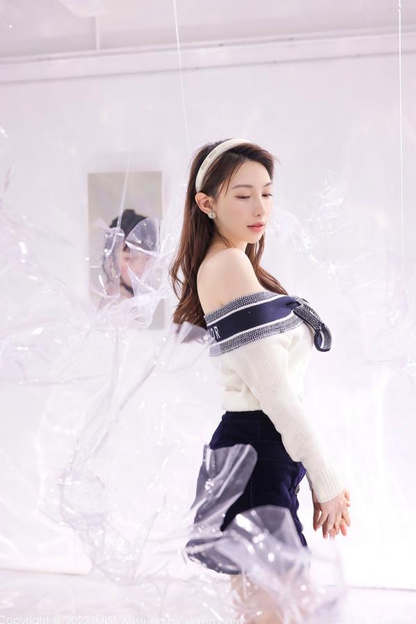 劉奕寧 刘奕宁  IMiss爱蜜社-704-刘奕宁：艺术工作室里的清纯女神，白色露肩上衣搭配黑短裙，展现优雅气质与高级感，梦幻写实风格写真无圣光大尺度第15张图片