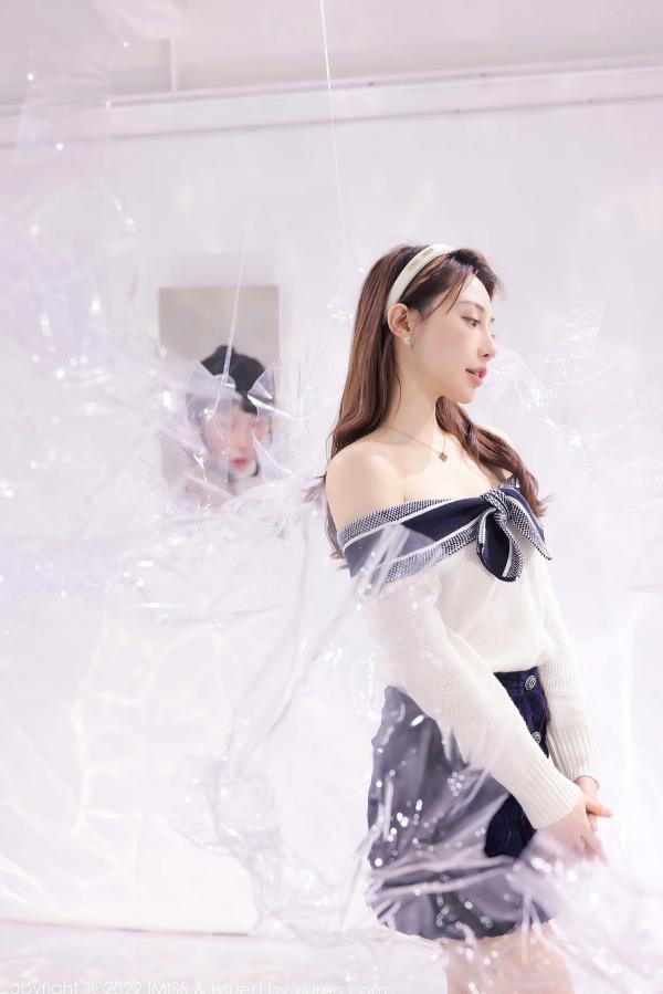 劉奕寧 刘奕宁  IMiss爱蜜社-704-刘奕宁：艺术工作室里的清纯女神，白色露肩上衣搭配黑短裙，展现优雅气质与高级感，梦幻写实风格写真无圣光大尺度第16张图片