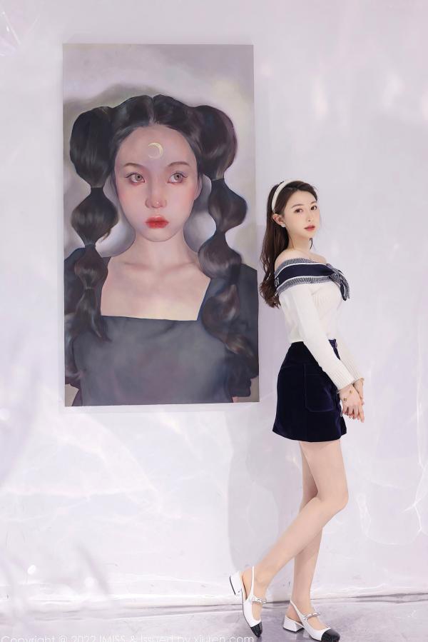 劉奕寧 刘奕宁  IMiss爱蜜社-704-刘奕宁：艺术工作室里的清纯女神，白色露肩上衣搭配黑短裙，展现优雅气质与高级感，梦幻写实风格写真无圣光大尺度第22张图片