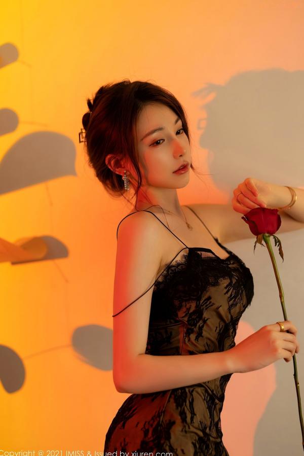 劉奕寧 刘奕宁  IMiss爱蜜社刘奕宁：极简白色露肩裙写真，优雅气质女神的高级感私房照，尽显柔美曲线与纯净魅力第7张图片