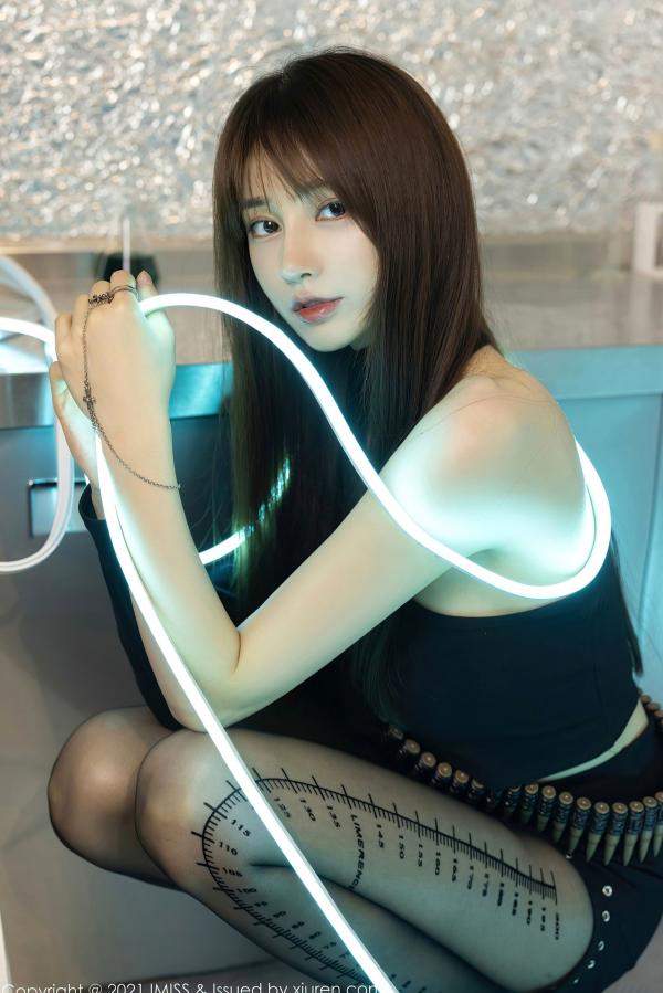 劉奕寧 刘奕宁  IMiss爱蜜社刘奕宁：极简白色露肩裙写真，优雅气质女神的高级感私房照，尽显柔美曲线与纯净魅力第18张图片