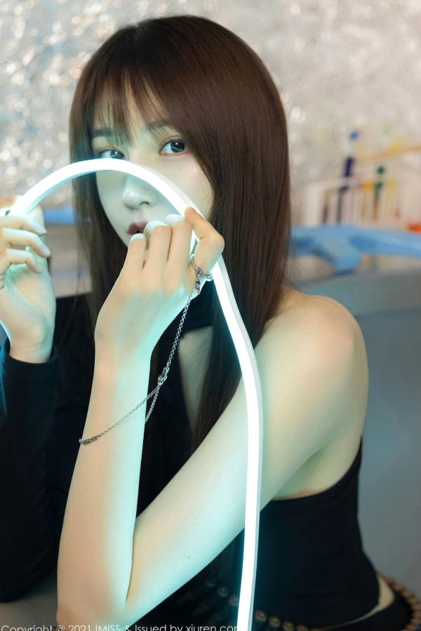 劉奕寧 刘奕宁  IMiss爱蜜社刘奕宁：极简白色露肩裙写真，优雅气质女神的高级感私房照，尽显柔美曲线与纯净魅力第21张图片