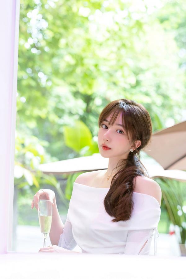 劉奕寧 刘奕宁  IMiss爱蜜社刘奕宁：极简白色露肩裙写真，优雅气质女神的高级感私房照，尽显柔美曲线与纯净魅力第33张图片