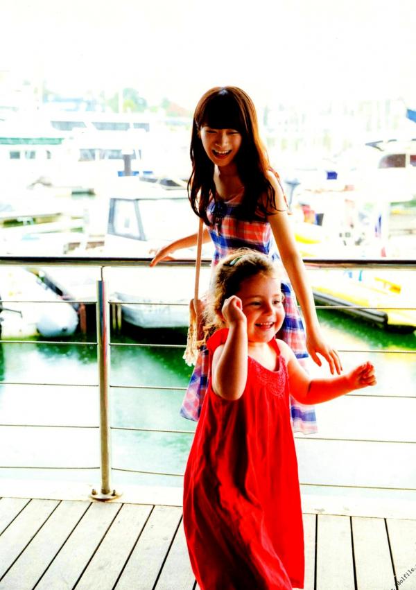 秋元真夏   秋元真夏1st写真集《真夏の气压配置》：海滩泳装与纯白婚纱的治愈系视觉盛宴第2张图片