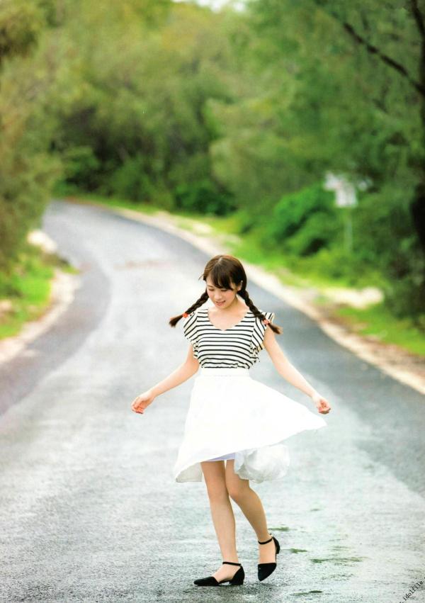 秋元真夏   秋元真夏1st写真集《真夏の气压配置》：海滩泳装与纯白婚纱的治愈系视觉盛宴第4张图片