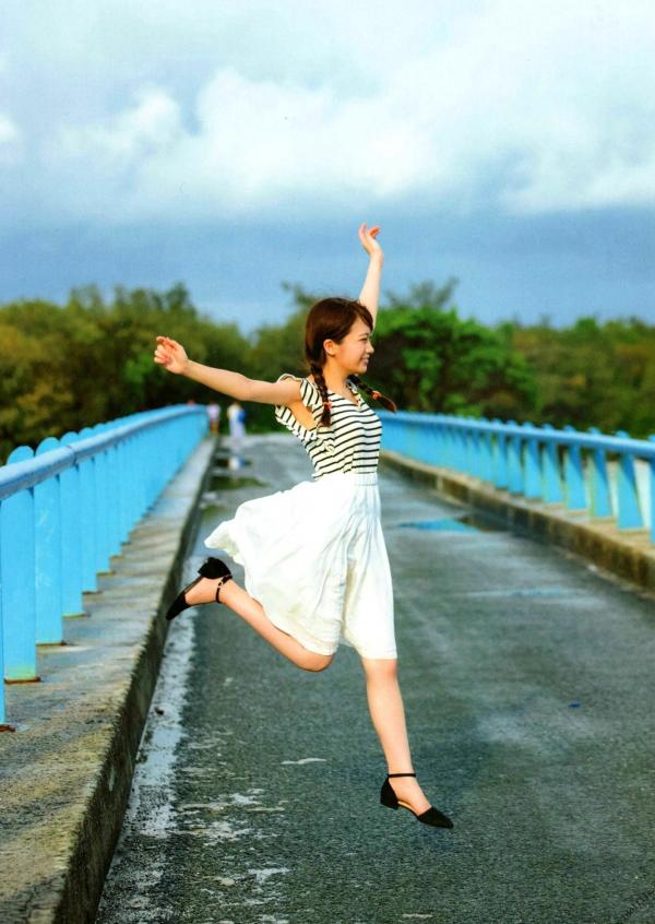 秋元真夏   秋元真夏1st写真集《真夏の气压配置》：海滩泳装与纯白婚纱的治愈系视觉盛宴第6张图片