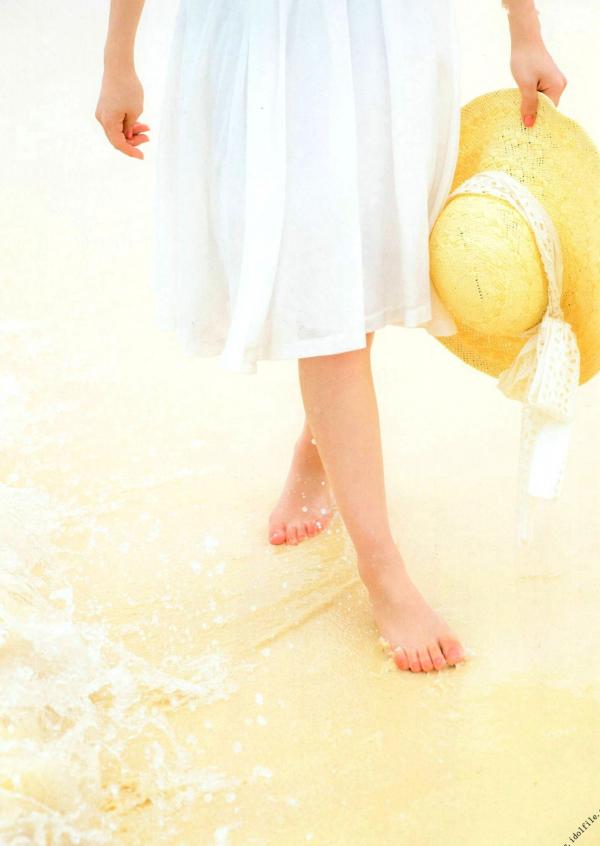 秋元真夏   秋元真夏1st写真集《真夏の气压配置》：海滩泳装与纯白婚纱的治愈系视觉盛宴第7张图片