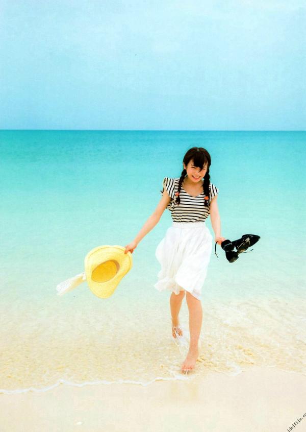 秋元真夏   秋元真夏1st写真集《真夏の气压配置》：海滩泳装与纯白婚纱的治愈系视觉盛宴第8张图片