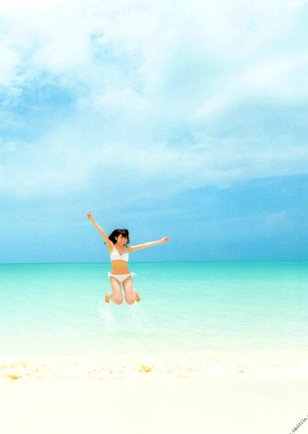 秋元真夏   秋元真夏1st写真集《真夏の气压配置》：海滩泳装与纯白婚纱的治愈系视觉盛宴第9张图片