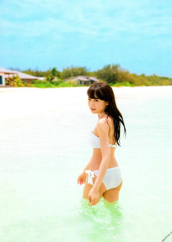 秋元真夏   秋元真夏1st写真集《真夏の气压配置》：海滩泳装与纯白婚纱的治愈系视觉盛宴第10张图片