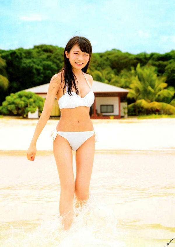 秋元真夏   秋元真夏1st写真集《真夏の气压配置》：海滩泳装与纯白婚纱的治愈系视觉盛宴第13张图片