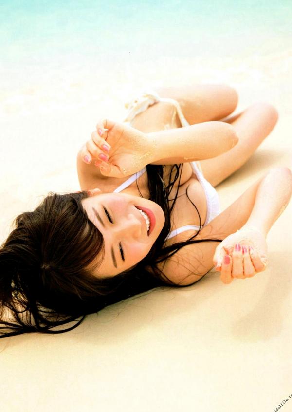 秋元真夏   秋元真夏1st写真集《真夏の气压配置》：海滩泳装与纯白婚纱的治愈系视觉盛宴第16张图片