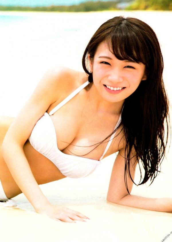 秋元真夏   秋元真夏1st写真集《真夏の气压配置》：海滩泳装与纯白婚纱的治愈系视觉盛宴第18张图片
