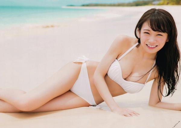 秋元真夏   秋元真夏1st写真集《真夏の气压配置》：海滩泳装与纯白婚纱的治愈系视觉盛宴第19张图片