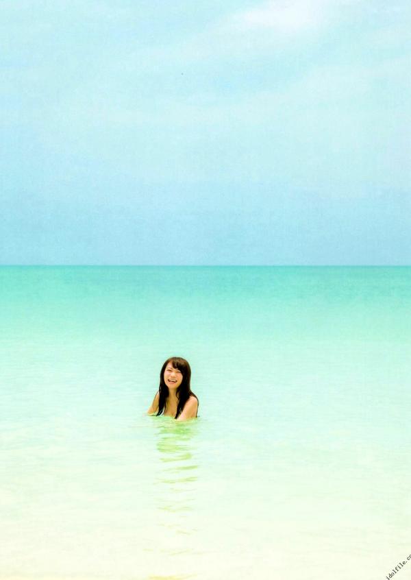秋元真夏   秋元真夏1st写真集《真夏の气压配置》：海滩泳装与纯白婚纱的治愈系视觉盛宴第20张图片