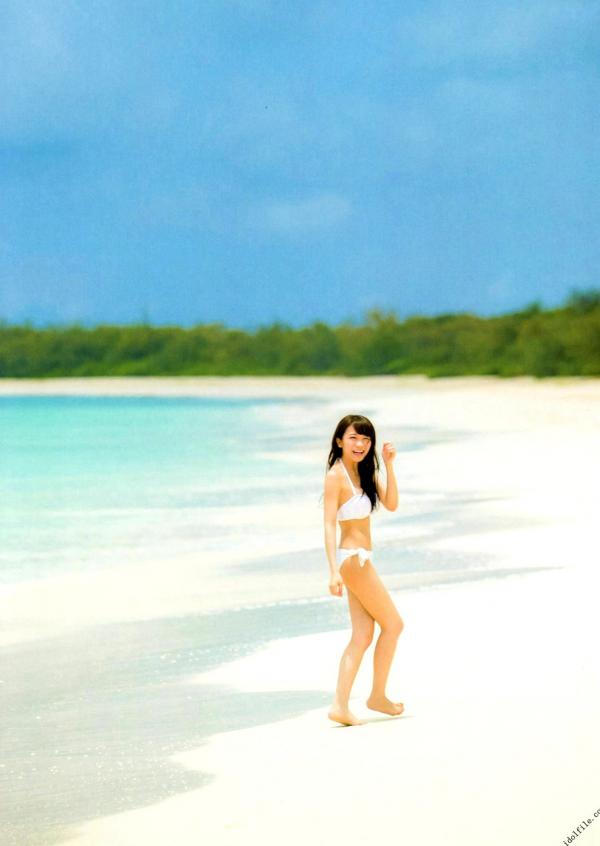 秋元真夏   秋元真夏1st写真集《真夏の气压配置》：海滩泳装与纯白婚纱的治愈系视觉盛宴第21张图片