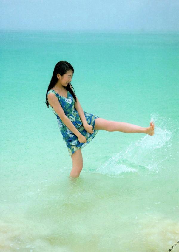 秋元真夏   秋元真夏1st写真集《真夏の气压配置》：海滩泳装与纯白婚纱的治愈系视觉盛宴第25张图片