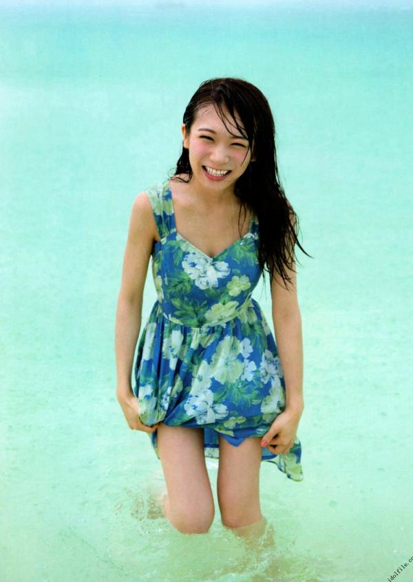 秋元真夏   秋元真夏1st写真集《真夏の气压配置》：海滩泳装与纯白婚纱的治愈系视觉盛宴第26张图片