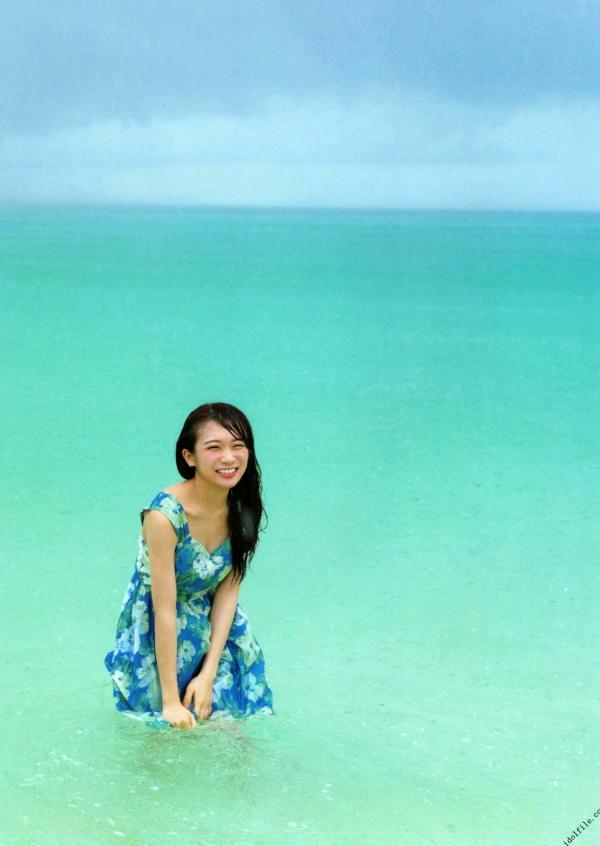 秋元真夏   秋元真夏1st写真集《真夏の气压配置》：海滩泳装与纯白婚纱的治愈系视觉盛宴第27张图片