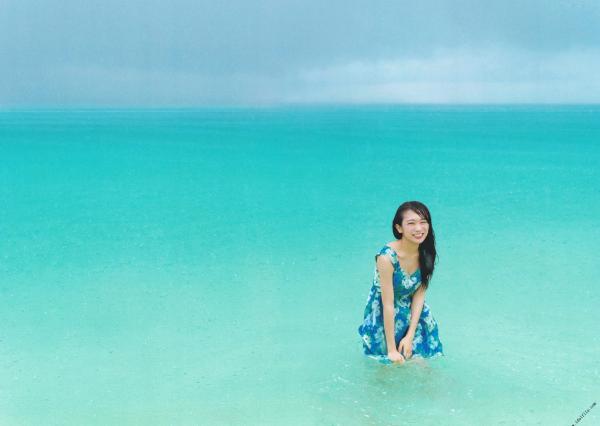 秋元真夏   秋元真夏1st写真集《真夏の气压配置》：海滩泳装与纯白婚纱的治愈系视觉盛宴第28张图片