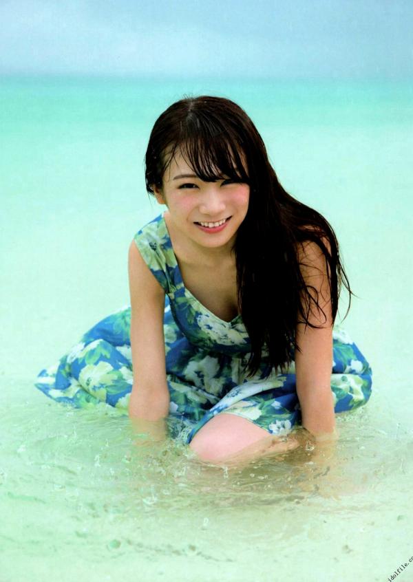 秋元真夏   秋元真夏1st写真集《真夏の气压配置》：海滩泳装与纯白婚纱的治愈系视觉盛宴第29张图片