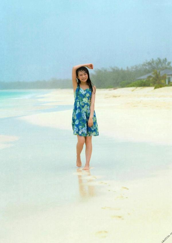 秋元真夏   秋元真夏1st写真集《真夏の气压配置》：海滩泳装与纯白婚纱的治愈系视觉盛宴第31张图片