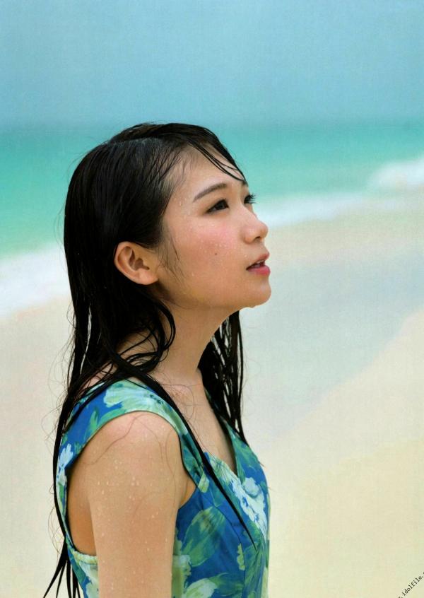 秋元真夏   秋元真夏1st写真集《真夏の气压配置》：海滩泳装与纯白婚纱的治愈系视觉盛宴第33张图片