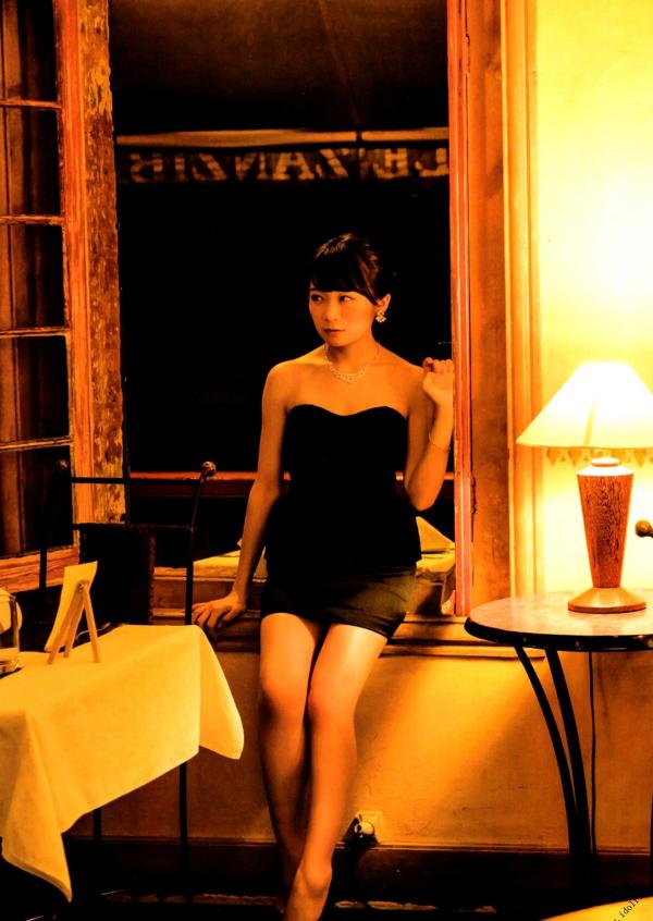 秋元真夏   秋元真夏1st写真集《真夏の气压配置》：海滩泳装与纯白婚纱的治愈系视觉盛宴第34张图片