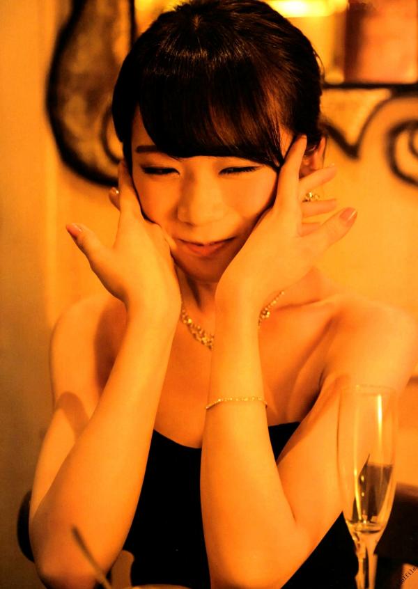 秋元真夏   秋元真夏1st写真集《真夏の气压配置》：海滩泳装与纯白婚纱的治愈系视觉盛宴第37张图片