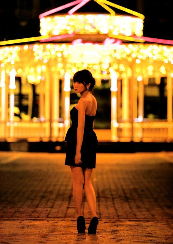 秋元真夏   秋元真夏1st写真集《真夏の气压配置》：海滩泳装与纯白婚纱的治愈系视觉盛宴第38张图片
