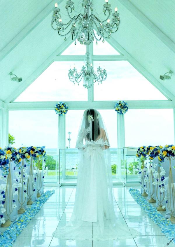 秋元真夏   秋元真夏1st写真集《真夏の气压配置》：海滩泳装与纯白婚纱的治愈系视觉盛宴第44张图片