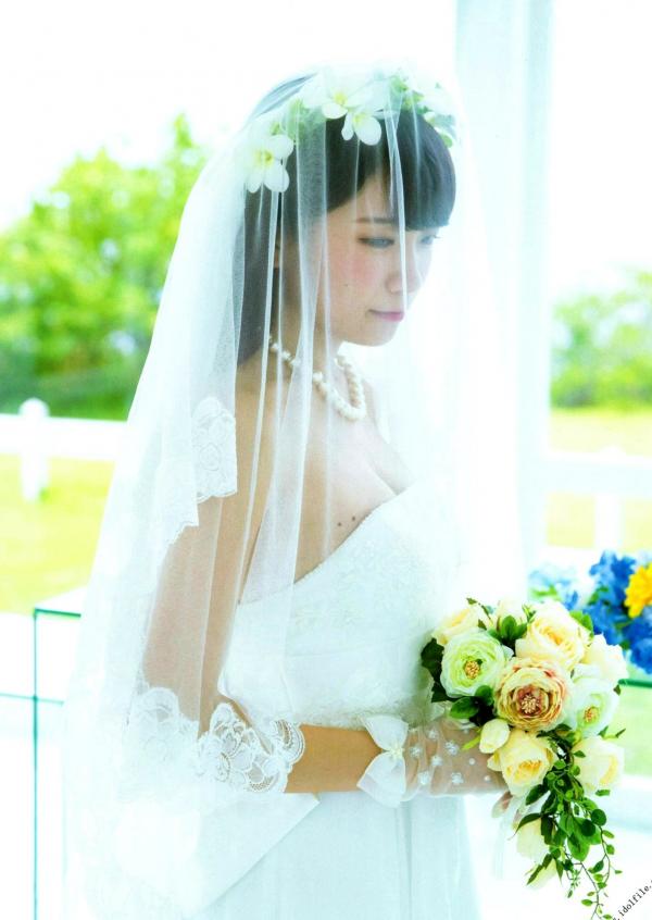 秋元真夏   秋元真夏1st写真集《真夏の气压配置》：海滩泳装与纯白婚纱的治愈系视觉盛宴第45张图片