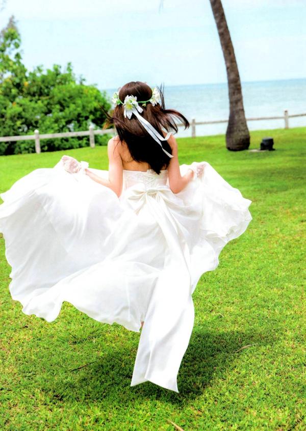 秋元真夏   秋元真夏1st写真集《真夏の气压配置》：海滩泳装与纯白婚纱的治愈系视觉盛宴第47张图片