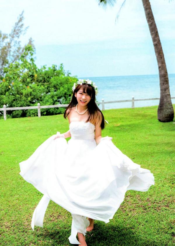 秋元真夏   秋元真夏1st写真集《真夏の气压配置》：海滩泳装与纯白婚纱的治愈系视觉盛宴第48张图片