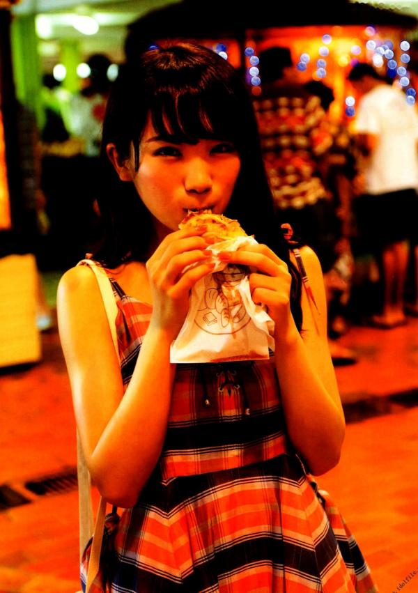 秋元真夏   秋元真夏1st写真集《真夏の气压配置》：海滩泳装与纯白婚纱的治愈系视觉盛宴第49张图片