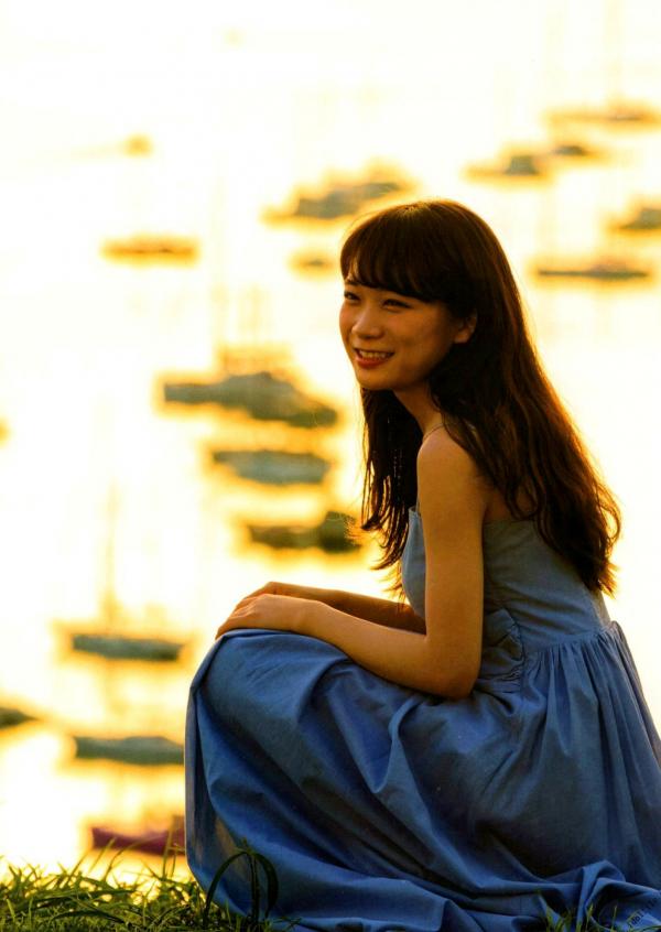 秋元真夏   秋元真夏1st写真集《真夏の气压配置》：海滩泳装与纯白婚纱的治愈系视觉盛宴第50张图片