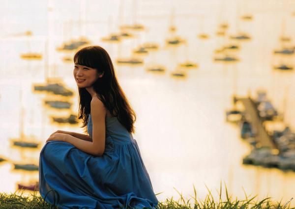 秋元真夏   秋元真夏1st写真集《真夏の气压配置》：海滩泳装与纯白婚纱的治愈系视觉盛宴第51张图片