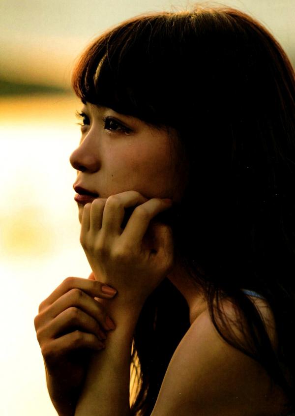 秋元真夏   秋元真夏1st写真集《真夏の气压配置》：海滩泳装与纯白婚纱的治愈系视觉盛宴第52张图片