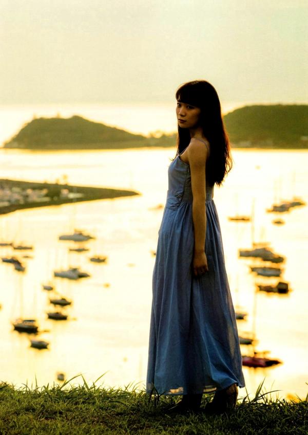 秋元真夏   秋元真夏1st写真集《真夏の气压配置》：海滩泳装与纯白婚纱的治愈系视觉盛宴第53张图片