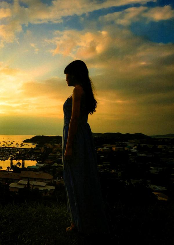秋元真夏   秋元真夏1st写真集《真夏の气压配置》：海滩泳装与纯白婚纱的治愈系视觉盛宴第54张图片