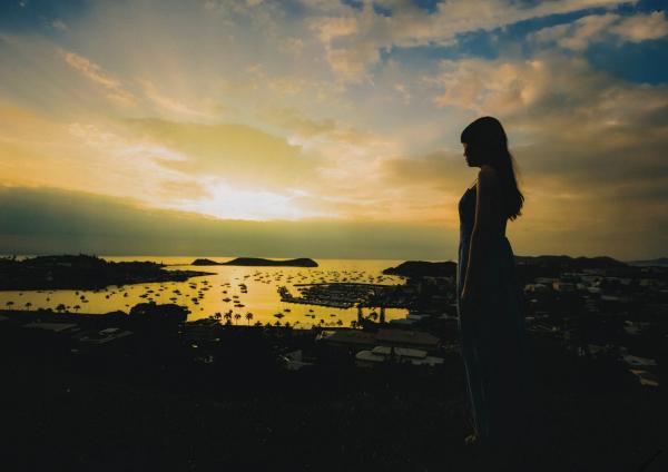 秋元真夏   秋元真夏1st写真集《真夏の气压配置》：海滩泳装与纯白婚纱的治愈系视觉盛宴第55张图片
