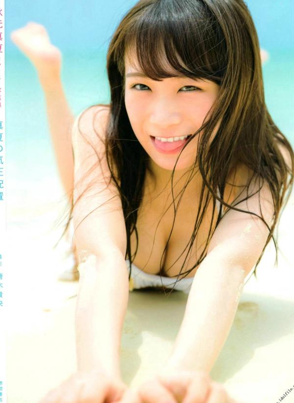 秋元真夏   秋元真夏1st写真集《真夏の气压配置》：海滩泳装与纯白婚纱的治愈系视觉盛宴第63张图片