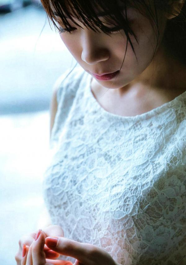 秋元真夏   秋元真夏1st写真集《真夏の气压配置》：海滩泳装与纯白婚纱的治愈系视觉盛宴第76张图片