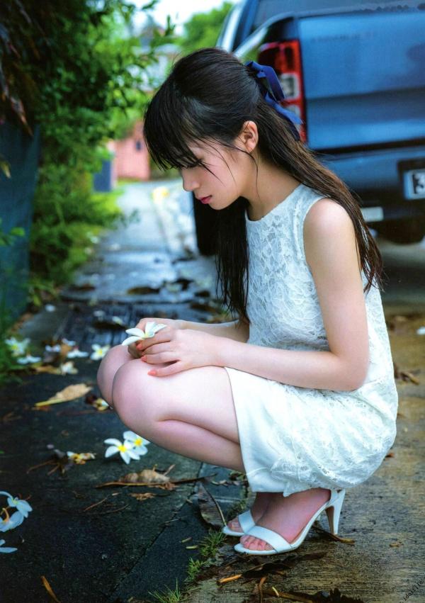 秋元真夏   秋元真夏1st写真集《真夏の气压配置》：海滩泳装与纯白婚纱的治愈系视觉盛宴第78张图片