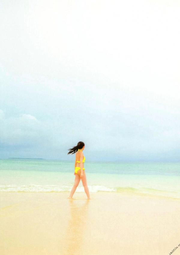 秋元真夏   秋元真夏1st写真集《真夏の气压配置》：海滩泳装与纯白婚纱的治愈系视觉盛宴第85张图片