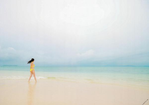 秋元真夏   秋元真夏1st写真集《真夏の气压配置》：海滩泳装与纯白婚纱的治愈系视觉盛宴第86张图片